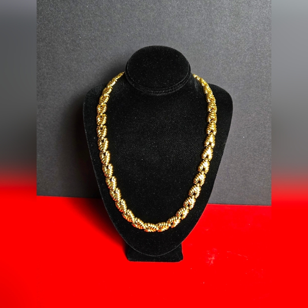 Monet.vintage Gold Tone  Necklace Collar
